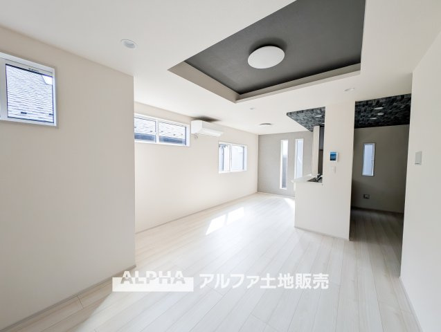新築戸建　立川市若葉町4丁目　全2棟の居間・リビング|【Cherish the time】
◆君との時間は◆リビングで、食卓で、寝室で、どこにいても楽しめる。居心地の良い空間の中で質のいい安らぎを求めたい。