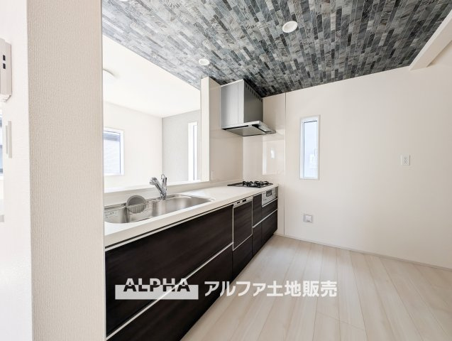 新築戸建　立川市若葉町4丁目　全2棟のキッチン|【Life without end】
◆キッチンからは家族◆の様子が見ることができ、いつでも安心して料理ができる。そして、効率よく家事を進めるために必須な食洗器が家族との大切な時間を生む。