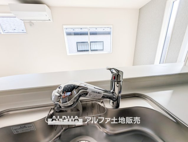 新築戸建　立川市若葉町4丁目　全2棟のキッチン|【Water cleaner】
◆浄水器◆使い勝手を考え蛇口をあえて２口にする事で、洗い物とお料理や飲料としていつも綺麗に保つ事ができます。