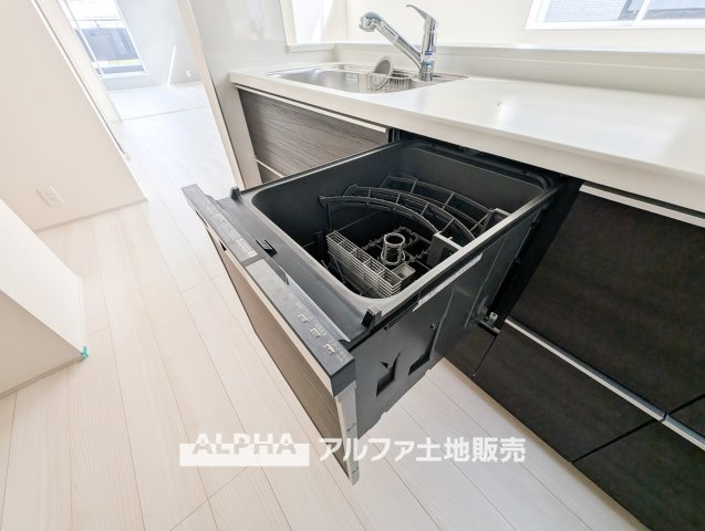 新築戸建　立川市若葉町4丁目　全2棟のキッチン|【Food washing machine】
◆食洗機◆お子様の面倒を見れる時間が増え時短になります。加えて手荒れも防げてしかも節水が高い為、大変人気があり重宝します。