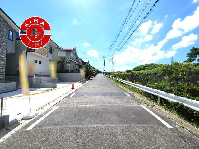 筑紫野市光が丘５丁目第1-2棟（1号棟）　の外観|前面道路含む現地の写真です。