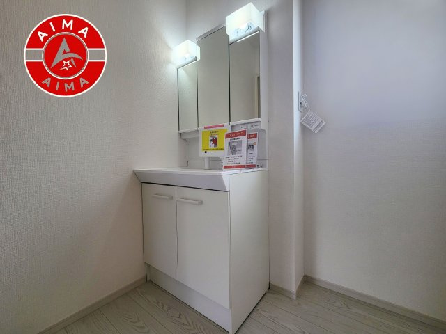 筑紫野市光が丘５丁目第1-2棟（2号棟）　の内観：施工例|毎日使うものだから清潔な空間を保ちたい水回り。洗面にはそんな願いを解消させてくれる収納アイデアが満載です。三面鏡の裏側にはキャビネットが現れ小物から背の高い物まで収納できます。