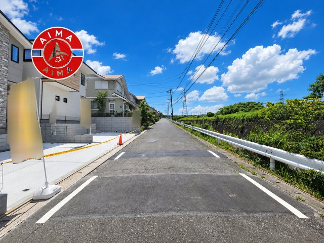 筑紫野市光が丘５丁目第1-2棟（2号棟）　の前面道路含む現地写真|前面道路は閑静な住宅地をはしる車通りの少ない道路。お車の出し入れが苦手なママや小さなお子様にも安心ですね。しっかり舗装もされているので、ベビーカーや自転車で通っても快適に通行できます。