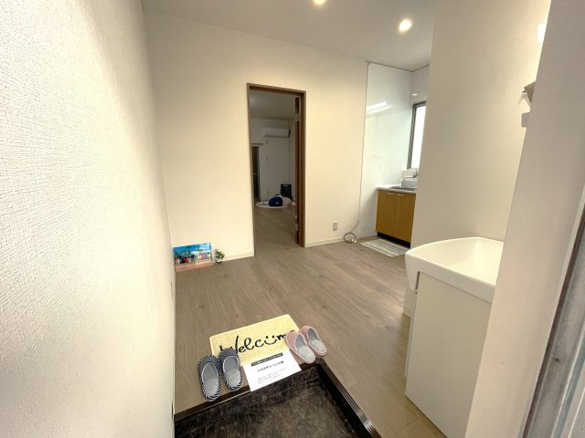 【価格改定】丘の上のラ・シエルの玄関|1Kタイプのお部屋は、モダンな印象に内装リフォーム済みです◎（105号室）
