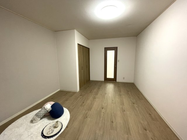 【価格改定】丘の上のラ・シエルの洋室|建具や床の色合いが調和された素敵な居室です！（105号室）