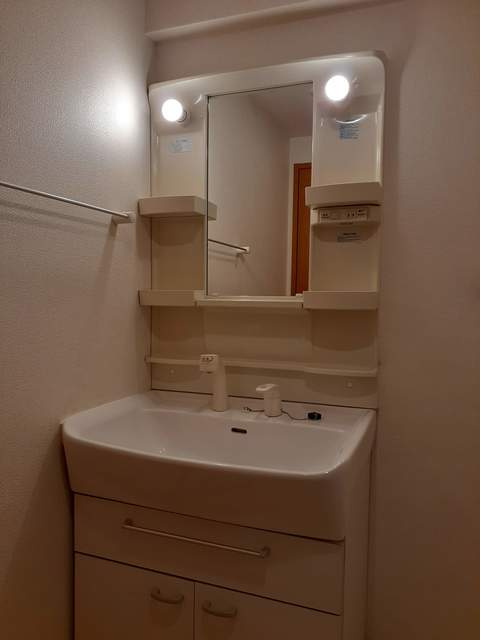 横浜市戸塚区川上町の賃貸マンションの洗面所|シャワー付き洗面台♪