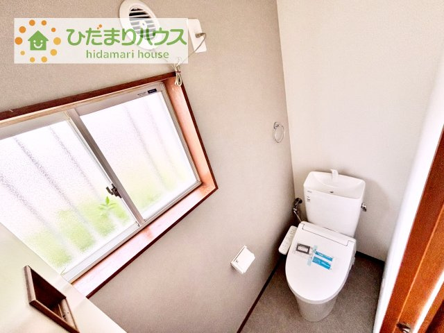 【トイレ】 | つくば市下広岡　中古戸建 | 小窓が付いているので、トイレも明るい空間になっております♪