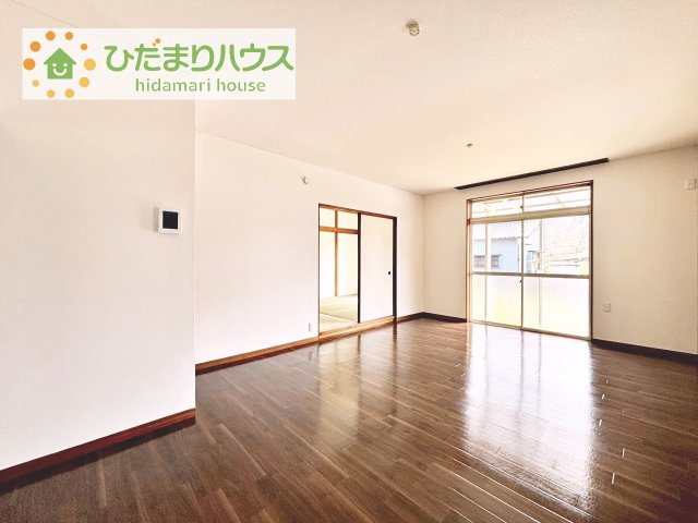 【居間・リビング】 | つくば市下広岡　中古戸建 | 南向きのリビングではぽかぽかの日差しが感じられます☆彡