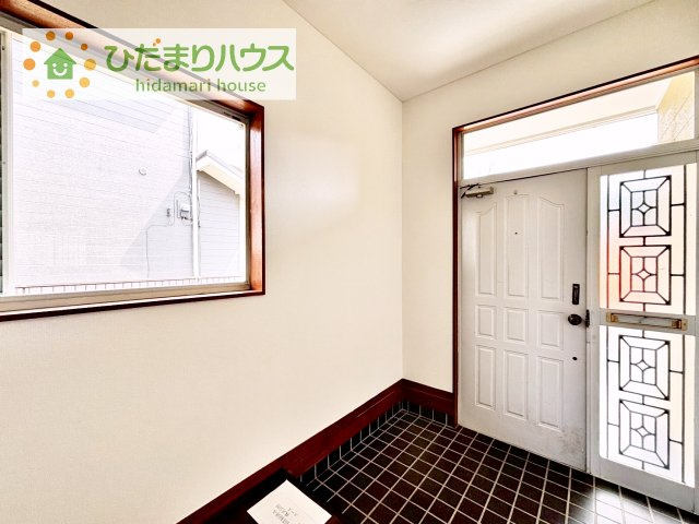 【玄関】 | つくば市下広岡　中古戸建 | 毎日「行ってきます」「ただいま」をいう玄関は明るく光が差し込みます♪