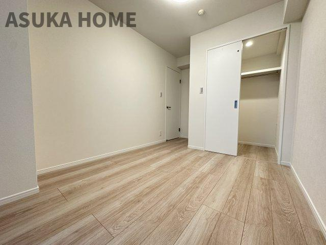 ライオンズグローベル本牧の洋室|廊下側のお部屋です。主寝室としても使いやすいウォークインクローゼットつき！