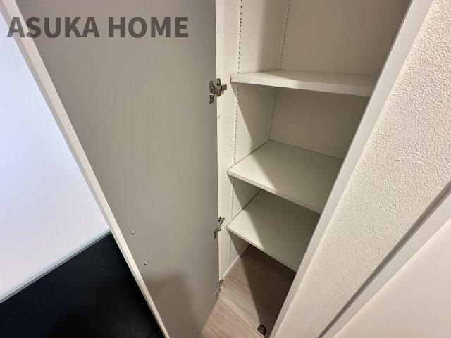 ライオンズグローベル本牧の収納|廊下収納は稼働棚なのでストック品の収納の他にも掃除機の収納など色々な使い方◎