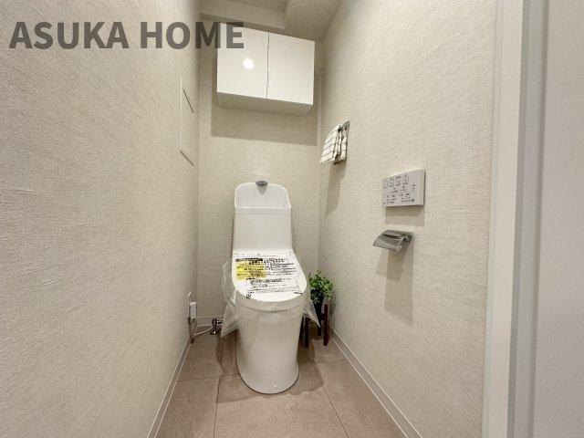 ライオンズグローベル本牧のトイレ|温水洗浄便座のトイレ設備です！トイレ上部にはあると便利な吊戸棚を設置！