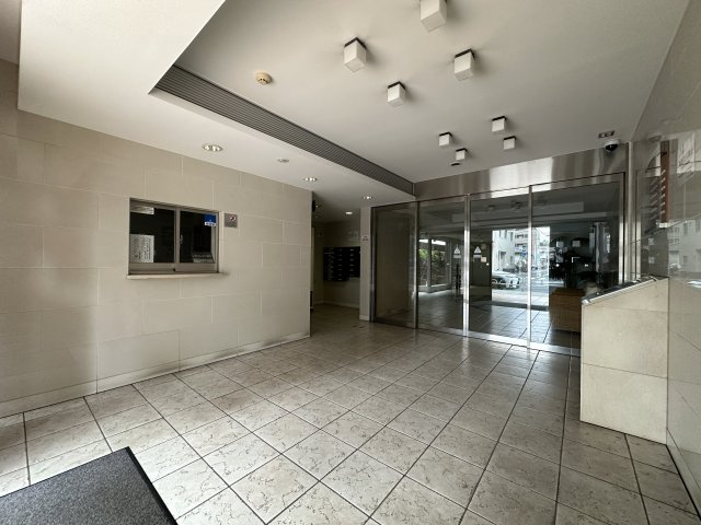 ライオンズグローベル本牧のその他共用部分|綺麗に整備されたエントランス部分です。セキュリティー面でも安心のオートロックを完備。