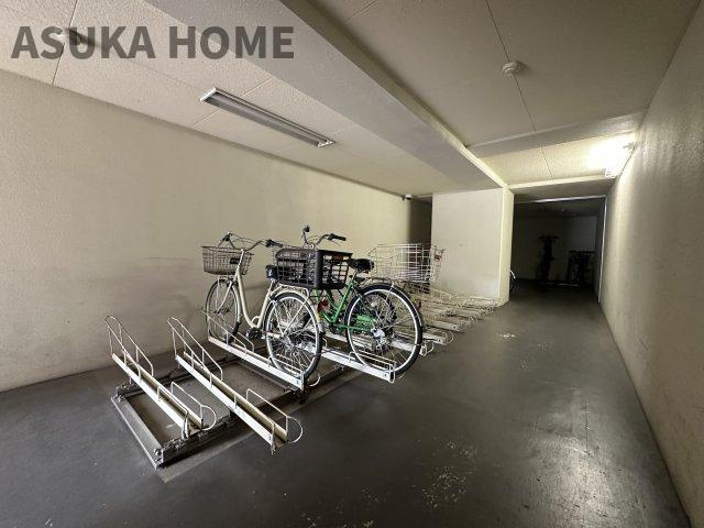 ライオンズグローベル本牧の駐輪場|雨や日差しから大切な自転車を守る室内駐輪場。愛車の劣化を防ぎ、雨の日でも快適に出し入れできます。
