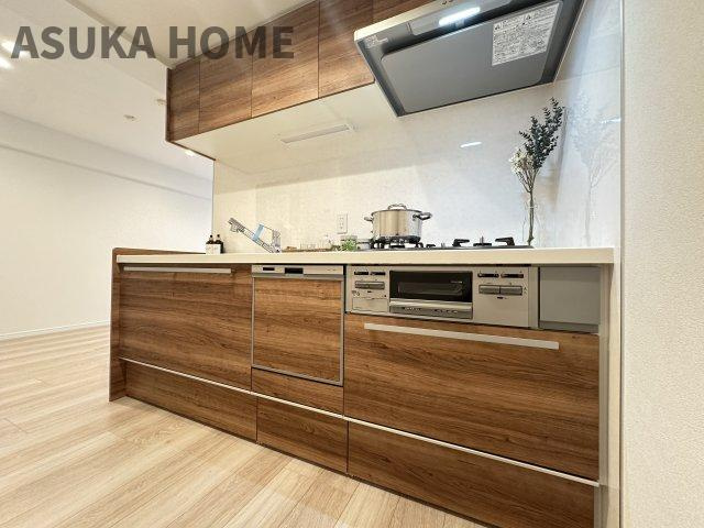 ライオンズグローベル本牧のキッチン|広々とした作業台はお料理の手際が良くなり自分時間も確保できますね。