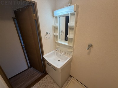 ゆったりとスペースのある洗面所