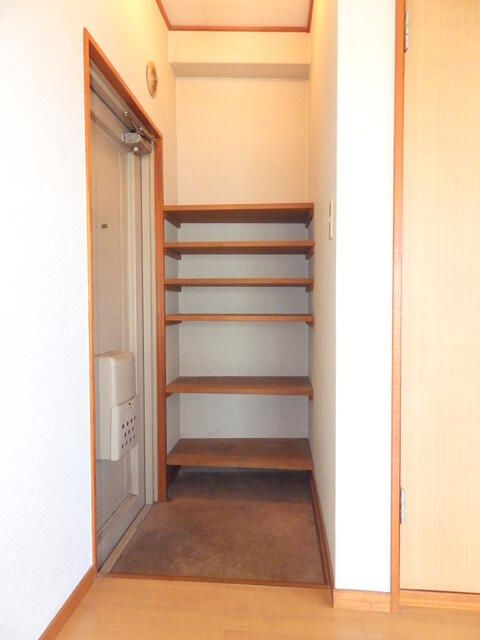 ベルメゾン本八幡の玄関