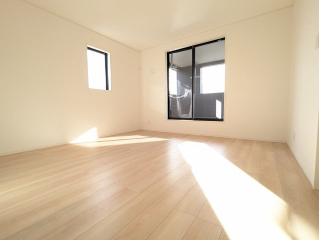 高萩市高萩　第２の洋室|洋室です。陽当たりが良くサッシにはペアーガラスを採用高い断熱性による省エネで快適な暮らしを～！（同施工物件）
