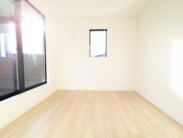 高萩市高萩　第２の洋室|バルコニーに面したお部屋は照明を点ける時間が少なくて済むので省エネに繋がります。（同施工物件）
