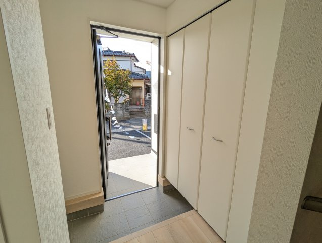 高萩市高萩　第２の玄関|玄関窓から光が差し込む明るい玄関です！白を基調としているのでスッキリとしています♪（同施工物件）