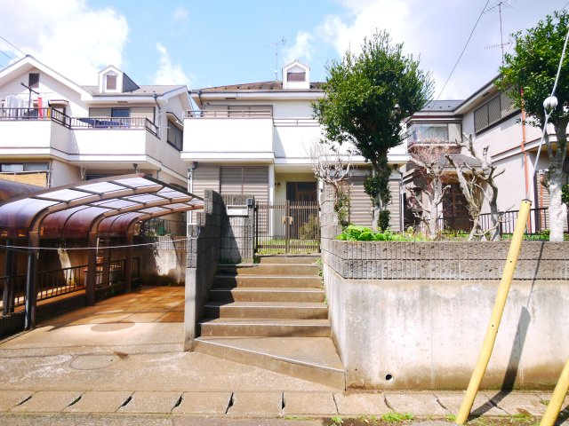 八街市富山　中古戸建の駐車場|平成6年6月築 4LDK 公営水道 リビング約14.7帖 2階にもトイレ 閑静な分譲地内
