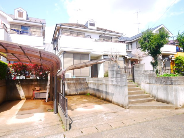 八街市富山　中古戸建の駐車場|平成6年6月築 4LDK 公営水道 リビング約14.7帖 2階にもトイレ 閑静な分譲地内
