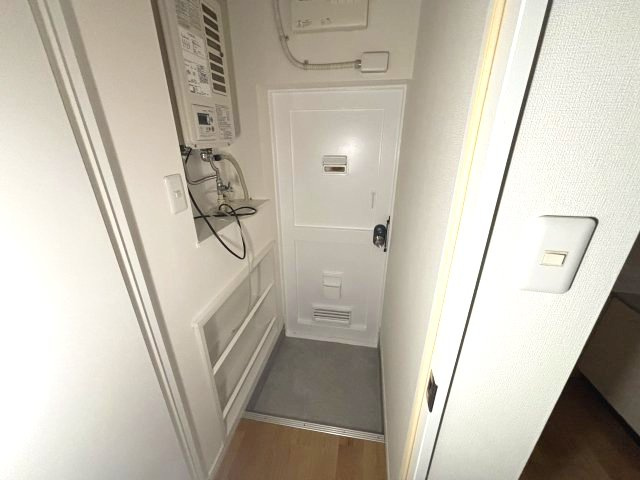 岡本梅林住宅６号棟の玄関