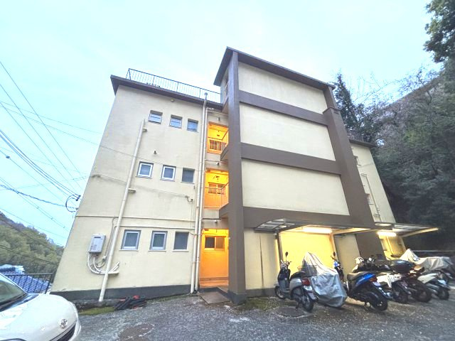 岡本梅林住宅６号棟の外観