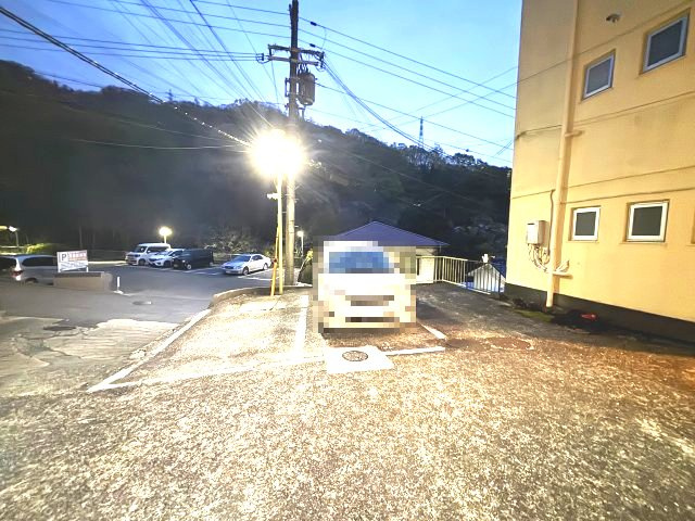 岡本梅林住宅６号棟の駐車場
