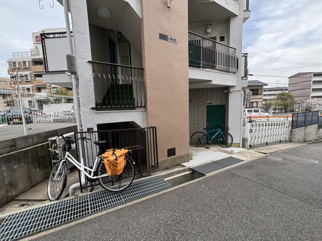 シャトー御影の駐車場