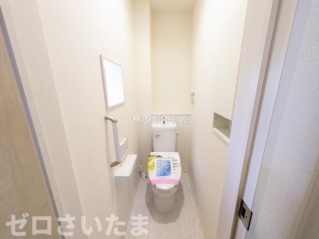 《仲介手数料無料》上尾市弁財１丁目7-34新築一戸建てブルーミングガーデンのトイレ