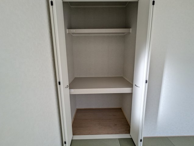 高萩市高萩　第２の前面道路含む現地写真|和室にもしっかりとした収納があり、すっきりお部屋をお使いいただけます。（同施工物件）