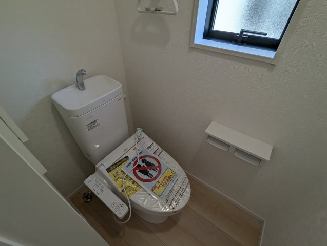高萩市高萩　第２のトイレ|窓がついており、いつでも快適な空間に！ゆっくりとお一人時間をお過ごしください（同施工物件）