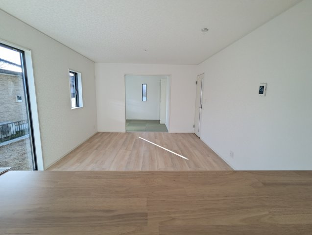 高萩市高萩　第２の居間・リビング|キッチンから見たリビングです。リビングは家族皆が集まる場所～家族会議からお子様の日々の成長を感じれる場所です（同施工物件）