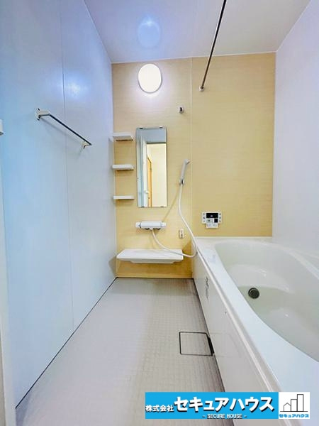 【中古戸建】名古屋市南区中江2丁目の浴室|【浴室】
◆アクセントパネルで落ち着きのある雰囲気を演出します。毎日の疲れを癒やすバスタイムをお楽しみ下さい！
◆窓付きで、カビの繁殖を抑える効果があります。