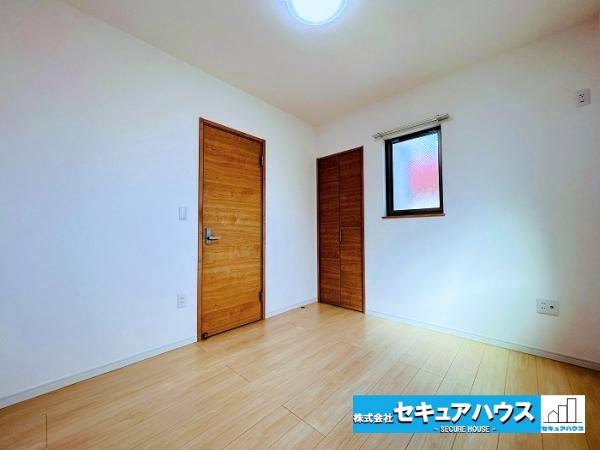 【中古戸建】名古屋市南区中江2丁目の洋室|【洋室】
◆広々とした居住空間は日々の暮らしを彩り、心のやすらぎと満足感を与えてくれます。通風と採光を考慮した設計は子供たちはのびのび育ち、家族でくつろぎと団らんを生み出します。