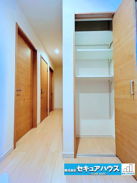 【中古戸建】名古屋市南区中江2丁目の収納|【１F階段下収納】
◆階段下のデッドスペースを有効活用下収納。
日用品やストックの収納に便利です♪