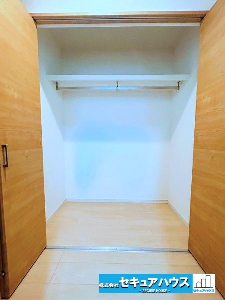 【中古戸建】名古屋市南区中江2丁目の収納|【１F廊下収納】
◆収納スペースには大切な印鑑やお子様の手に届かないところに置きたいものを収納できます。