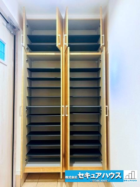 【中古戸建】名古屋市南区中江2丁目の収納|【下駄箱】
◆玄関まわりをスッキリ保てる収納力のある下駄箱付き！
来客時も好印象な空間をキープできます♪
