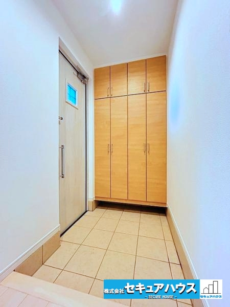 【中古戸建】名古屋市南区中江2丁目の玄関|【玄関】
◆お家に出会う人々を迎える玄関だからこそ、広々清潔感あふれる空間にしたいものです。採光・通風にも配慮された設計で毎日明るい空間をキープします♪