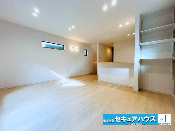 【中古戸建】名古屋市南区中江2丁目の居間・リビング|【LDK】
◆通学から帰宅し、リビングルームで会話を楽しむ子ども達。リビングから臨む景色は太陽色に染まり、解放感溢れゆったりとしたひと時を過ごすことが出来る素敵な空間です。