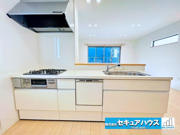 【中古戸建】名古屋市南区中江2丁目のキッチン|【キッチン】
◆同時にたくさんの料理が調理できる。「焼く・蒸す・煮る」の工程を同時進行で進めることができるので、料理を素早く作ることができます。育児でバタバタ忙しいママに嬉しい♪　