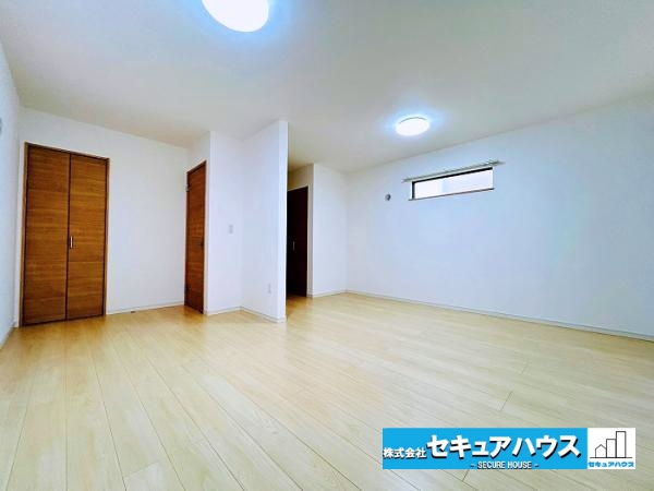【中古戸建】名古屋市南区中江2丁目の洋室|【１階洋室】
◆1階の洋室は将来的に高齢者が住む場合、階段を使わずに生活できるため、移動の負担を減らせます。