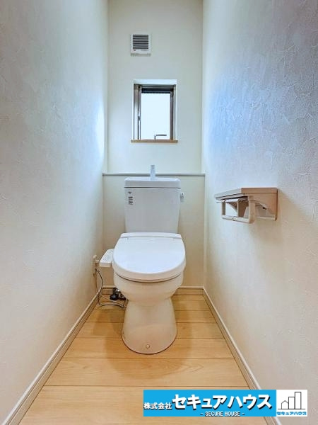 【中古戸建】名古屋市南区中江2丁目のトイレ|【高機能トイレ】
◆高機能トイレの多くは便器のフタの開閉が自動であり、使用後に手動で水を流す面倒もなく非常に便利です。スタイリッシュな見た目で、お掃除しやすく、節水効果が高いです。
