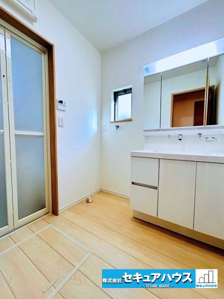 【中古戸建】名古屋市南区中江2丁目の洗面所|【洗面台】
◆鏡の裏にはたっぷりと収納スペースを標準装備！
◆電源を付属しているのでドライヤーなど利用できます。
