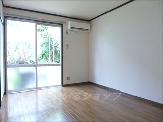 フレグランスやぐちの居間・リビング|エアコン付き