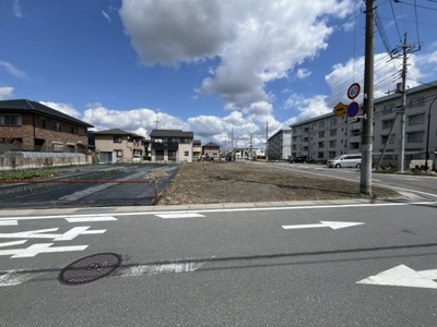 【前面道路含む現地写真】 | 【新町第5期　現地外観】
※令和8年3月時点