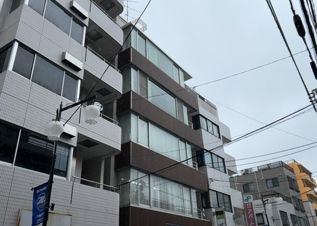 【外観】 | サンウッド町田ビル | 人が暮らすうえで日光は大切な要素となります。日当たりの良さは譲れないポイントですね。併せて近くに大きな建築物の建築予定がないか、あるいはそれが可能な土地が近くにないか事前に確認することもお勧めします。