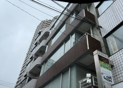 【外観】 | サンウッド町田ビル | 土地の形が極端に長細かったり、狭小地、あるいは道路との高低差がある傾斜地だった場合、後々売ろうとしても買い手がつかない場合もあります。後々、売却することになった時に価値の下がらない土地を選びましょう。