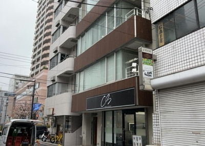 【外観】 | サンウッド町田ビル | 家を建てる場合、方位は要チェックです。現実的に日当たりのよい家ならばリビングは南側、建築基準法でも北側に当たる家への配慮は求められています。土地を見学に行く際は、方位磁針を持って行くようにしましょう。